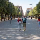 L�isolato successivo � il �salotto di piazza Umberto�, che prende il nome dal grande giardino circostante da sempre ritrovo di �coloro che non sanno dove andare�